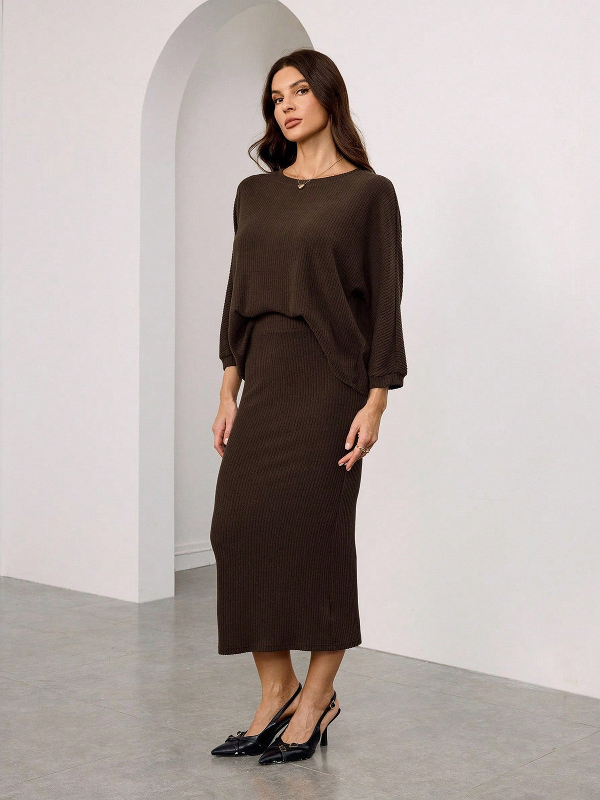 WOMEN BATWING SLEEVE ROUND NECK T-SHIRT AND MID-LENGTH STRAIGHT SKIRT