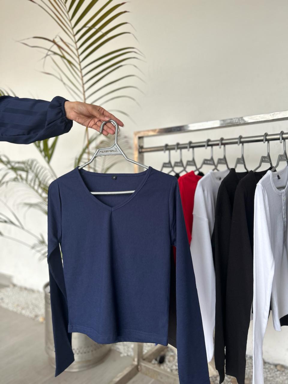 V NECK FORM FITTED SOLID TEE