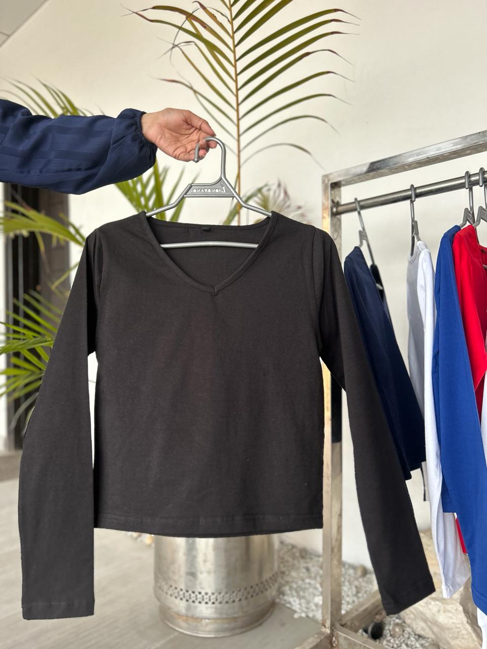 SOLID V NECK CROP TEE
