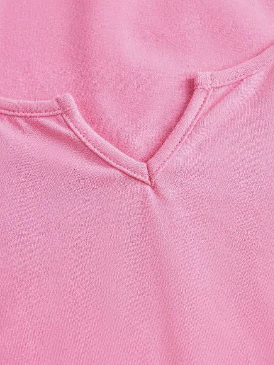 NOTCHED NECK CROP TEE